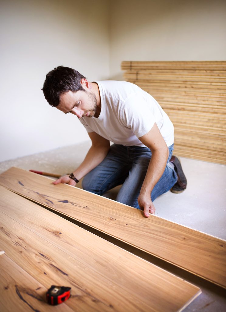 Een houten vloer laten installeren